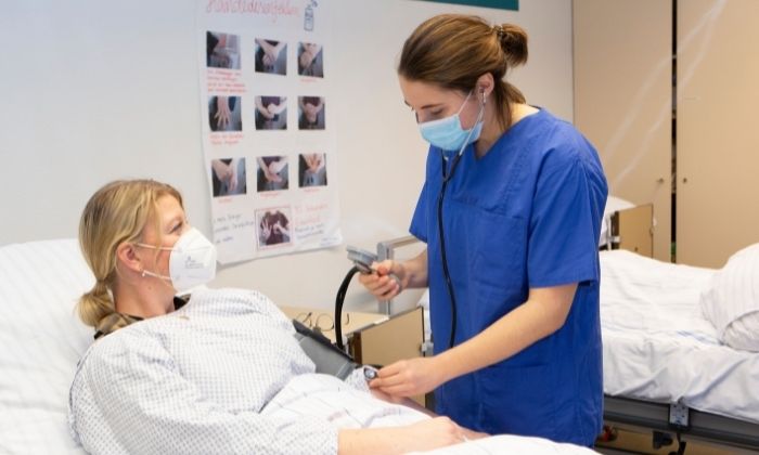 Krankenpflegerin: Erste Ansprechpartnerin der Patient:innen